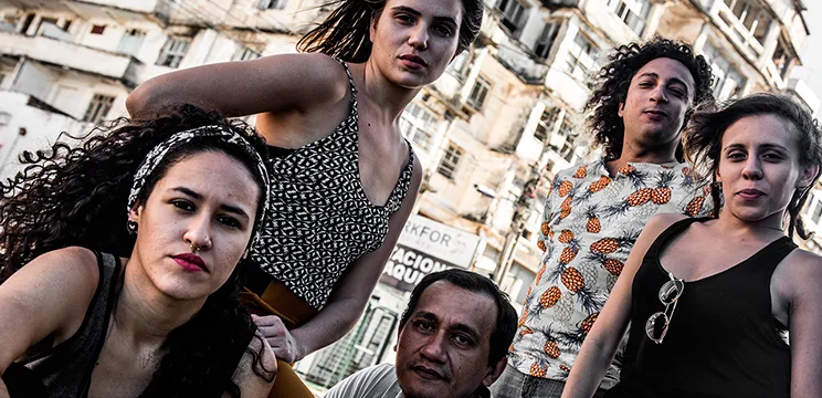 um corpo em estado de demolicao