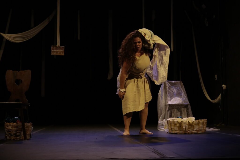 TEATRO projeto Corpo Alerta vestigios de uma mae atipica Foto Divulgacao